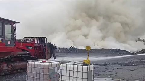 Požár v průmyslovém areálu na Sokolovsku se podařilo zmenšit na polovinu